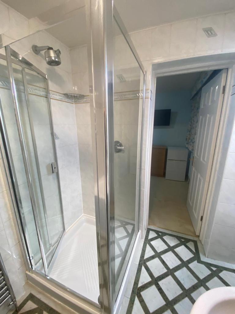 The Heathrow Lodge London Uk Хармондсворт Экстерьер фото